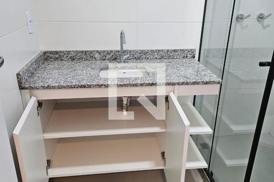 Banheiro de apartamento para alugar com 1 quarto, 40m² em Ingá, Niterói