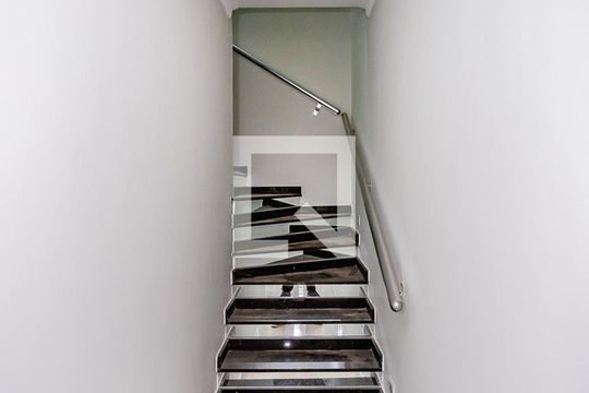 Escada de casa à venda com 3 quartos, 228m² em Chácara Inglesa, São Paulo