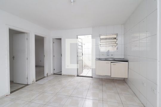 Sala/Cozinha de casa para alugar com 2 quartos, 49m² em Jardim das Camelias, São Paulo