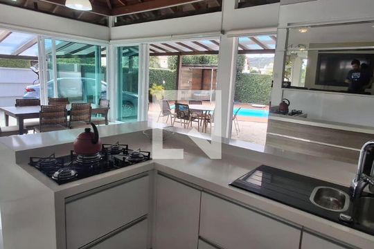 Cozinha de casa para alugar com 4 quartos, 204m² em Jurerê, Florianópolis