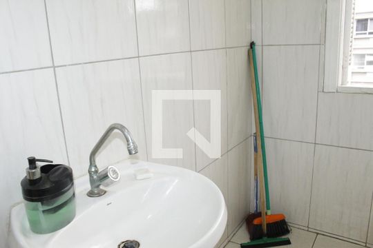 Banheiro social de kitnet/studio para alugar com 1 quarto, 34m² em Republica, São Paulo
