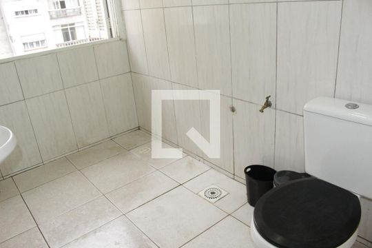 Banheiro social de kitnet/studio para alugar com 1 quarto, 34m² em Republica, São Paulo