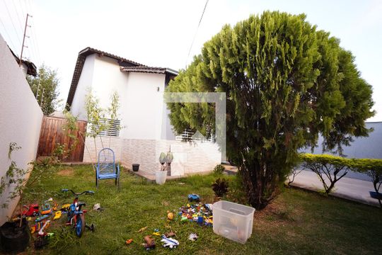 Casa à venda com 4 quartos, 300m² em Jardim Presidente, Goiânia