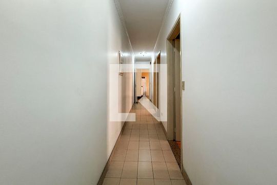 Corredor de casa à venda com 2 quartos, 170m² em Vila Moinho Velho, São Paulo