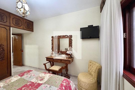 Suíte  de casa à venda com 6 quartos, 253m² em Vila Pereira Barreto, São Paulo
