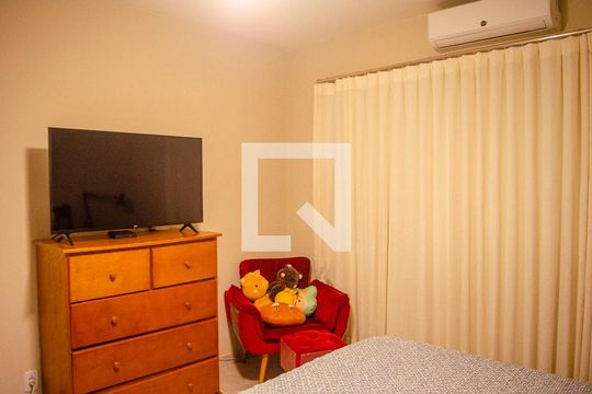 Casa à venda com 5 quartos, 560m² em Parque Acalanto, Goiânia