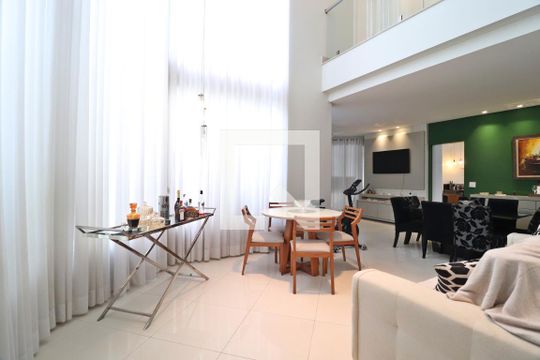 Sala de casa de condomínio para alugar com 3 quartos, 319m² em Jardim Inconfidência, Uberlândia