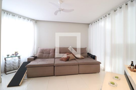 Sala de casa de condomínio para alugar com 3 quartos, 319m² em Jardim Inconfidência, Uberlândia