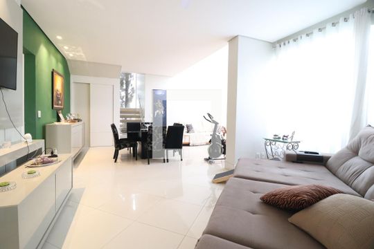 Sala de casa de condomínio para alugar com 3 quartos, 319m² em Jardim Inconfidência, Uberlândia