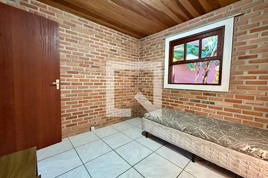 Quarto 1 de apartamento para alugar com 2 quartos, 36m² em São João do Rio Vermelho, Florianópolis