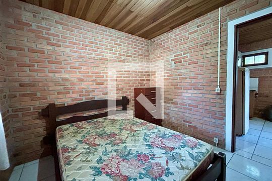 Quarto 1 de apartamento para alugar com 2 quartos, 36m² em São João do Rio Vermelho, Florianópolis