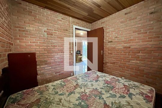 Quarto 1 de apartamento para alugar com 2 quartos, 36m² em São João do Rio Vermelho, Florianópolis