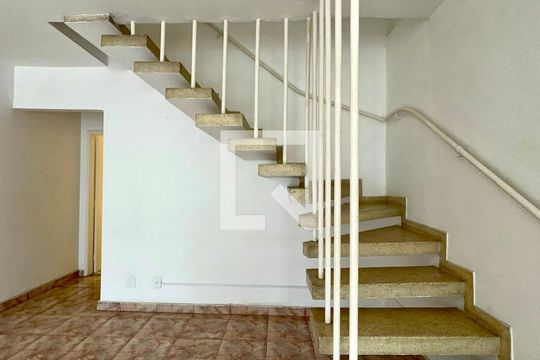 Escada de casa para alugar com 3 quartos, 137m² em Pinheiros, São Paulo