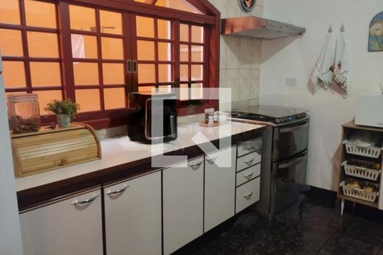 Casa à venda com 4 quartos, 180m² em Jardim Colonial, São Paulo
