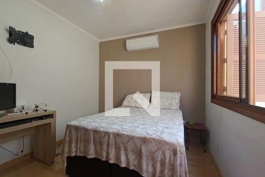 Quarto 1 de apartamento para alugar com 2 quartos, 79m² em Jardim Itu, Porto Alegre