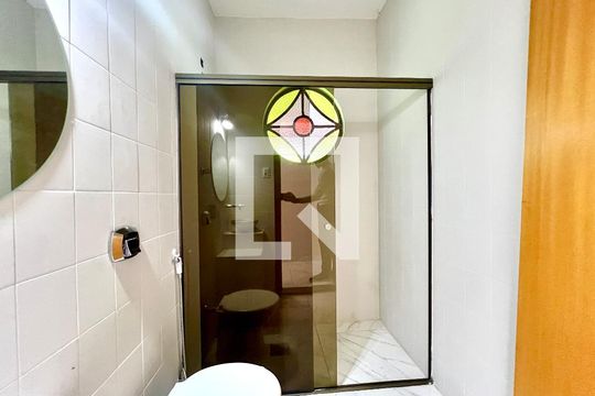 Banheiro Social de casa para alugar com 4 quartos, 490m² em Glória, Belo Horizonte