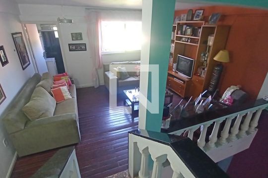 Sala de casa de condomínio à venda com 3 quartos, 100m² em Espírito Santo, Porto Alegre