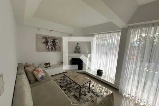 Sala de casa de condomínio para alugar com 4 quartos, 348m² em Residencial Tres (alphaville), Santana de Parnaíba