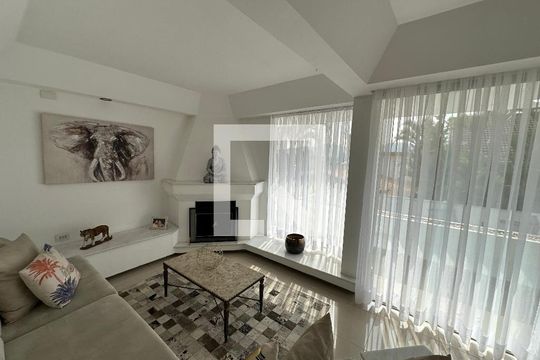 Sala de casa de condomínio para alugar com 4 quartos, 348m² em Residencial Tres (alphaville), Santana de Parnaíba