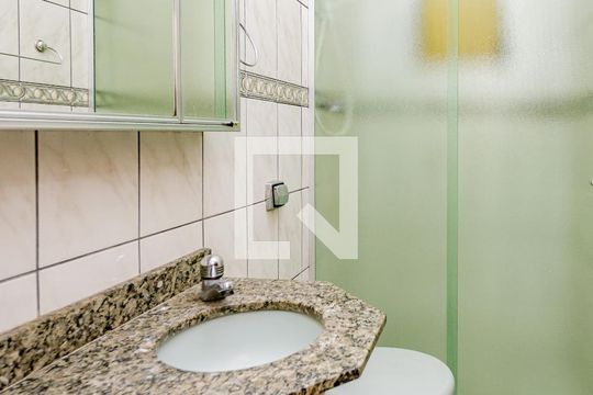 Banheiro de casa para alugar com 2 quartos, 75m² em Vila Liviero, São Paulo