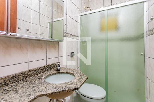 Banheiro de casa para alugar com 2 quartos, 75m² em Vila Liviero, São Paulo