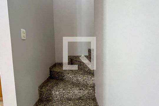 Escada de casa de condomínio para alugar com 3 quartos, 232m² em Sacoma, São Paulo