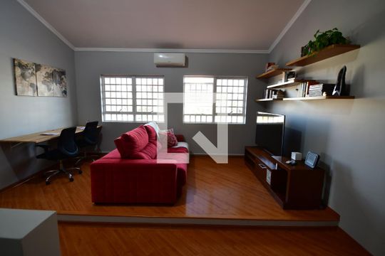 Sala de TV de casa à venda com 3 quartos, 240m² em Parque Imperador, Campinas