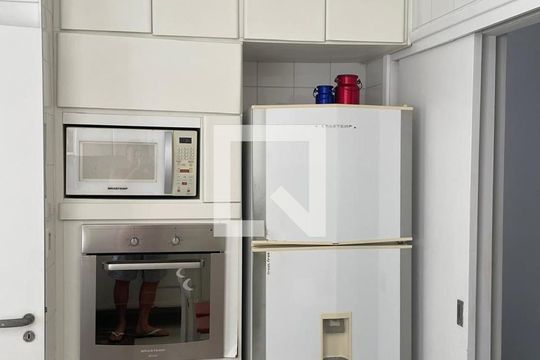 Cozinha de apartamento para alugar com 3 quartos, 100m² em Barra Funda, Guarujá
