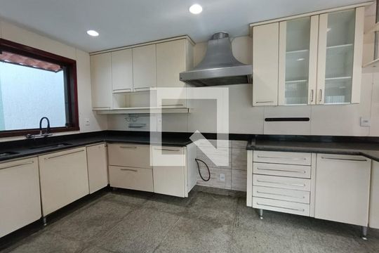 Casa para alugar com 4 quartos, 420m² em Jardim Riacho das Pedras, Contagem