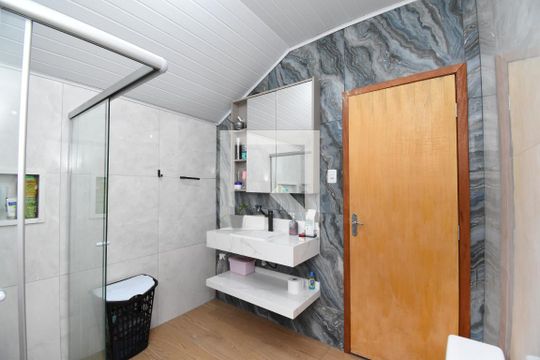 Banheiro da Suíte de casa à venda com 3 quartos, 156m² em Barreirinha, Curitiba