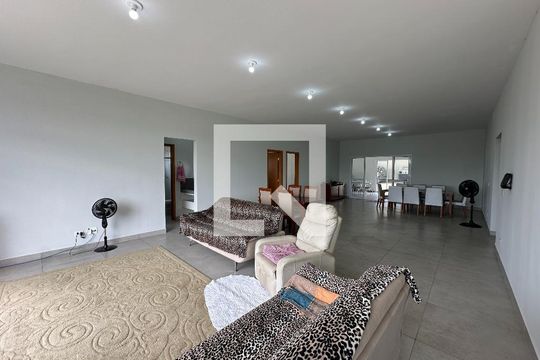 Sala de casa de condomínio para alugar com 5 quartos, 360m² em Parque Residencial Santa Paula, Jacareí