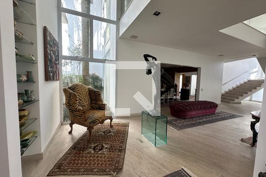 Sala de casa de condomínio à venda com 4 quartos, 936m² em Residencial Morada dos Lagos, Barueri