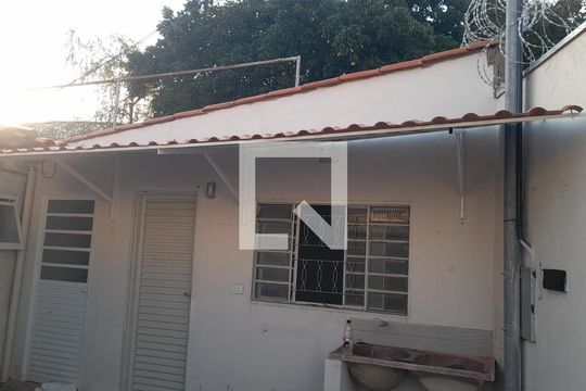 Fachada de casa para alugar com 1 quarto, 45m² em Pacaembu, Uberlândia