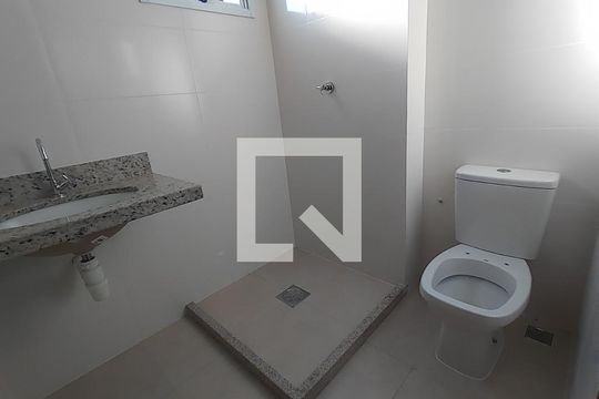 Banheiro de apartamento para alugar com 2 quartos, 48m² em Tibery, Uberlândia