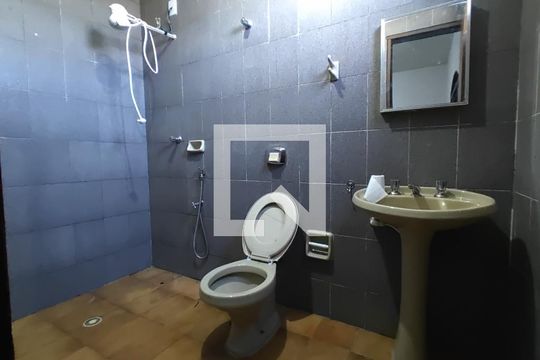 Banheiro social de casa para alugar com 3 quartos, 140m² em Pacaembu, Uberlândia