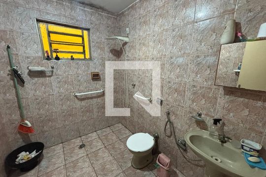 Banheiro de casa à venda com 4 quartos, 250m² em Conjunto Habitacional Aguia de Haia, São Paulo