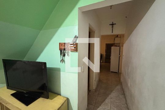 Corredor de casa à venda com 4 quartos, 250m² em Conjunto Habitacional Aguia de Haia, São Paulo