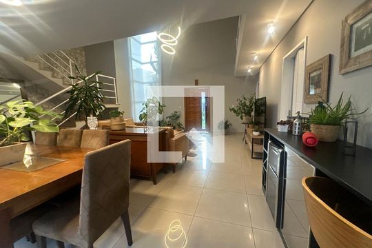 Sala de casa de condomínio para alugar com 4 quartos, 330m² em Suru, Barueri