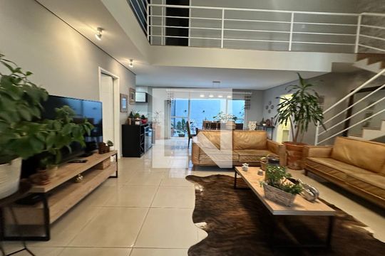Sala de casa de condomínio para alugar com 4 quartos, 330m² em Suru, Barueri