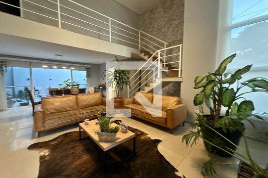 Sala de casa de condomínio para alugar com 4 quartos, 330m² em Suru, Barueri