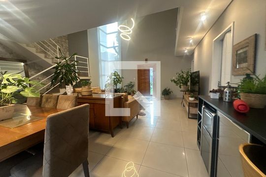 Sala de casa de condomínio para alugar com 4 quartos, 330m² em Suru, Barueri