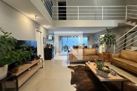 Sala de casa de condomínio para alugar com 4 quartos, 330m² em Suru, Barueri
