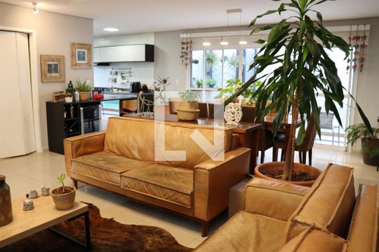 Sala de casa de condomínio para alugar com 4 quartos, 330m² em Suru, Barueri