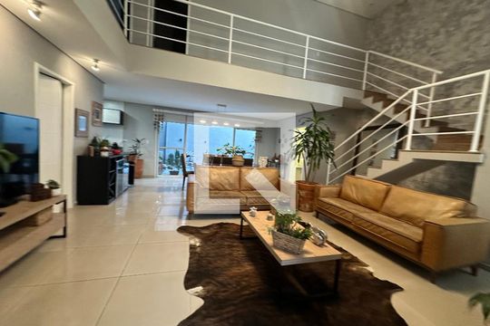 Sala de casa de condomínio para alugar com 4 quartos, 330m² em Suru, Barueri