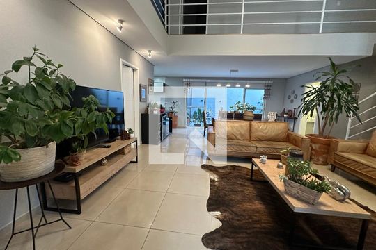 Sala de casa de condomínio para alugar com 4 quartos, 330m² em Suru, Barueri