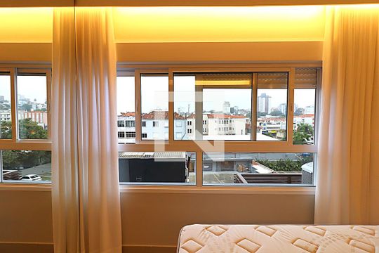 Janela  de kitnet/studio para alugar com 1 quarto, 26m² em Passo D’areia, Porto Alegre