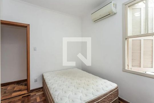 Quarto 1 de apartamento para alugar com 3 quartos, 80m² em Petrópolis, Porto Alegre