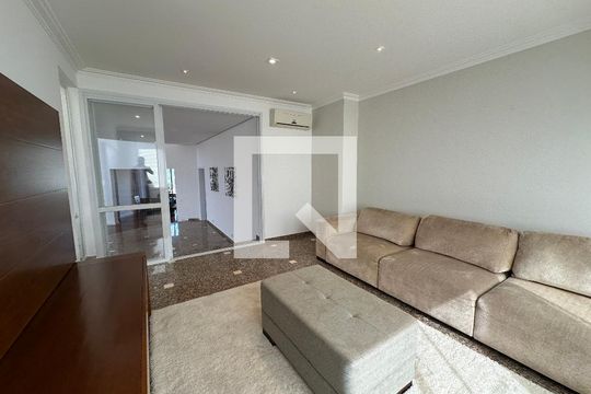 Sala de TV de casa de condomínio para alugar com 4 quartos, 600m² em Alphaville, Santana de Parnaíba
