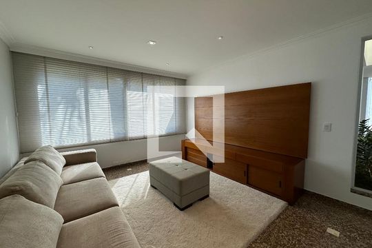 Sala de TV de casa de condomínio para alugar com 4 quartos, 600m² em Alphaville, Santana de Parnaíba