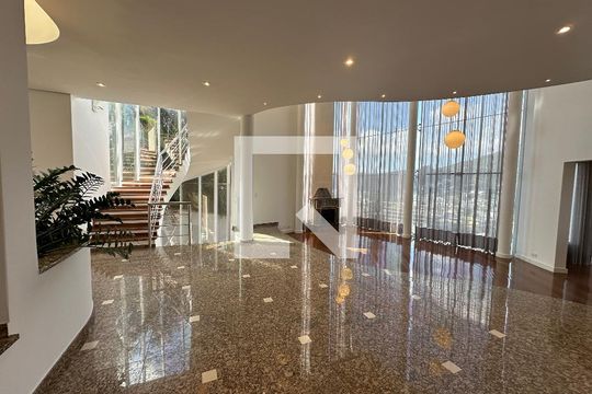Sala de casa de condomínio para alugar com 4 quartos, 600m² em Alphaville, Santana de Parnaíba